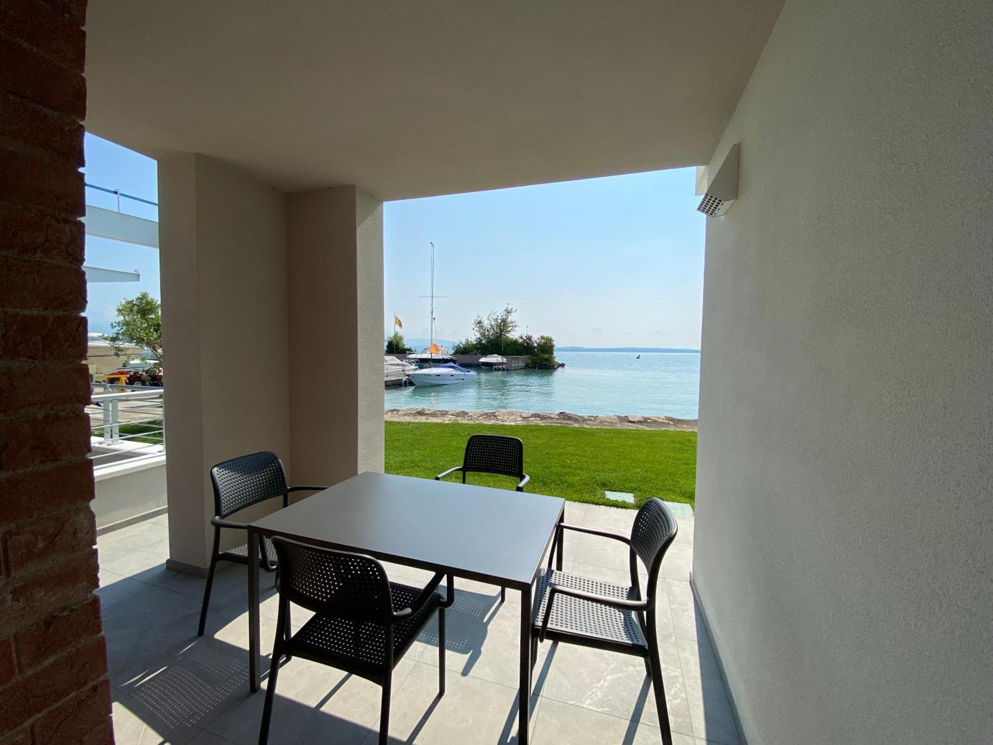 Sirmio Apartments - Darsena Stay シルミオーネ エクステリア 写真