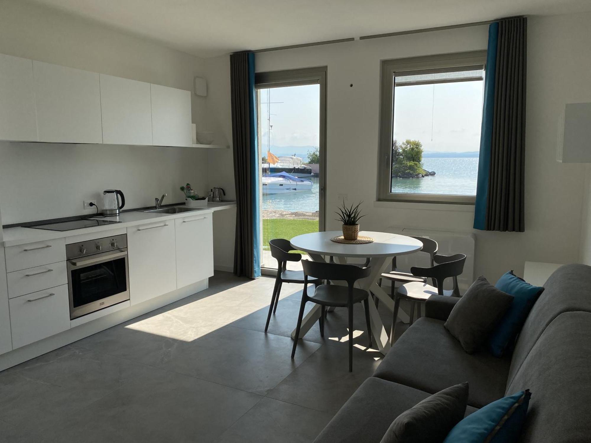 Sirmio Apartments - Darsena Stay シルミオーネ エクステリア 写真